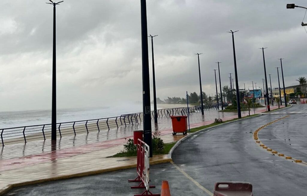 O tempo ficara instável no município de Maricá devido ao padrão de circulação nos médios e altos Níveis da atmosfera combinado com ventos úmidos oceânicos nos baixos níveis. Dessa forma, ao longo do dia o céu ficara com nebulosidade variável entre parcialmente nublado e nublado. há possibilidade de chuva fraca isolada, ocasionalmente moderada na forma de pancadas, podendo vir acompanhada de raios, entre a noite e madrugada, com mínima prevista de 18°C e máxima de 28°C. No sábado (30/08), áreas de instabilidade atmosféricas manterão o tempo instável na cidade do Rio de Janeiro até o período da madrugada. Desta forma, o céu estará nublado, passando a parcialmente nublado no período da tarde e há previsão de chuva fraca a moderada até o período da manhã. Os ventos estarão fracos a moderados Entre o domingo e a terça-feira (31/08 a 02/09), ventos úmidos do oceano influenciarão o tempo na cidade do Rio. Assim, a nebulosidade estará variada, entretanto, não há previsão de chuva. Os ventos estarão predominantemente moderados, sendo ocasionalmente fortes na segunda-feira e terça-feira.