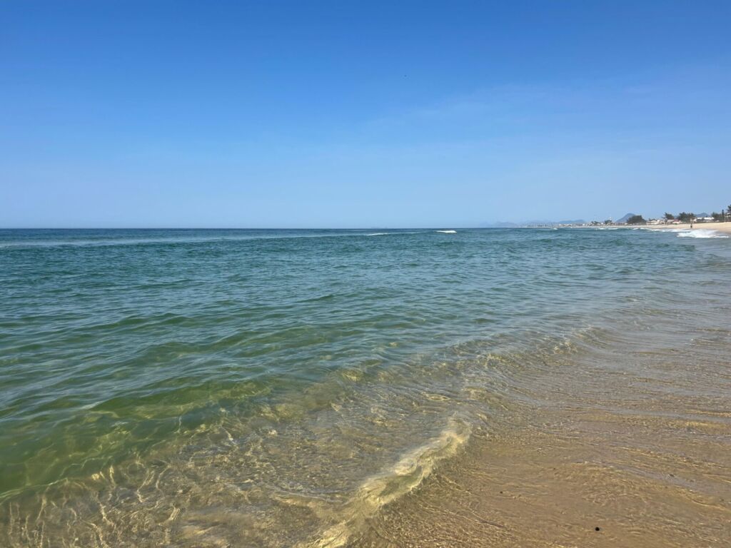 Praia de Ponta Negra, na maré baixa durante a manhã deve formar pontos rasos, enquanto na parte da tarde há grandes chances de o mar avançar pelo canal por conta da maré alta, o pico da maré alta está previsto para às 14h40. 💨A previsão também aponta para ventos moderados a fortes. De acordo com o Climatempo, o tempo será de sol entre nuvens, com possibilidade de chuva no fim do dia e a noite. As temperaturas devem variar entre 24°C (mínima) e 35°C (máxima). Na Barra de Maricá, especialmente na Rua 04, há possibilidade de formação de lagomar, fenômeno que também pode ocorrer em Guaratiba. As autoridades reforçam a importância de que banhistas sigam sempre as orientações dos guarda-vidas e respeitem as sinalizações de segurança. 👉 Desejamos uma ótima praia a todos, amanhã traremos atualizações