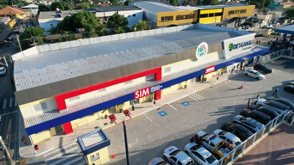 A Prefeitura de Maricá, por meio da Secretaria de Gestão Tributária e Fiscal, firmou parceria com a Caixa Econômica para facilitar o acesso de empreendedores da cidade a linhas de crédito oferecidas pelo banco. Os programas Procred e Pronampe, do governo federal, são as opções de financiamento a juros reduzidos para micro e pequenas empresas que estão sendo levados aos maricaenses. “A ideia é facilitar acesso ao crédito fornecido pelo Governo Federal. Com essa parceria com a Caixa, a gente consegue desburocratizar o processo para os empreendedores e já chegam na Caixa Econômica com a documentação conferida, verificada. A parceria também facilita a interlocução entre o empresário, o empreendedor e a Caixa Econômica”, explicou a secretária de Gestão Tributária e Fiscal de Maricá, Lawrice Souza. O empreendedor maricaense que tiver interesse no auxílio da prefeitura no processo de solicitação do crédito da Caixa deve procurar a unidade de Serviços Integrados Municipais (SIM) de São José do Imbassaí (Rodovia Ernani do Amaral Peixoto, KM 21, esquina com a Av. Elomir Gonçalves da Silva). Os valores liberados vão depender do score de crédito de cada empresa ou empresário. Os programas são limitados a 30% do faturamento anual e até R$ 150 mil por CNPJ. O limite sobre para 50% do faturamento anual caso se trate de empresas lideradas por mulheres. O Procred alcança empresas com faturamento anual de até R$ 360 mil e é mais focado em MEIs e microempesas. O Pronampe tem um acesso mais amplo.