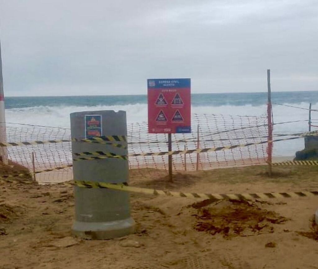 Ruas de Cordeirinho são interditadas por risco de erosão costeira Nesta quinta-feira (25), quatro ruas do bairro de Cordeirinho, em Maricá, foram interditadas devido ao risco de erosão costeira. As vias afetadas são as ruas 91, 92, 125 e 126. A medida foi tomada de forma preventiva para garantir a segurança da população e evitar acidentes. A ação foi realizada em conjunto pela Autarquia de Serviços de Obras de Maricá (SOMAR), Secretaria de Trânsito e Engenharia Viária (SECTRAN) e Secretaria de Meio Ambiente e Sustentabilidade. O trabalho integrado entre as pastas reforça o compromisso do município em adotar medidas rápidas diante de situações de risco. O Centro de Hidrografia da Marinha (CHM) emitiu um alerta de ressaca com início às 12h desta quinta-feira (25) e segue até as 6h de sexta-feira (26). De acordo com o comunicado, estão previstas ondas de até 2,5 metros, vindas do quadrante Sudoeste/Sul (SW/S). A recomendação é que banhistas e praticantes de esportes náuticos evitem entrar no mar durante o período de ressaca. A Defesa Civil de Maricá informou que segue monitorando a situação e reforça que, em casos de emergência, a população deve acionar imediatamente o número 199.