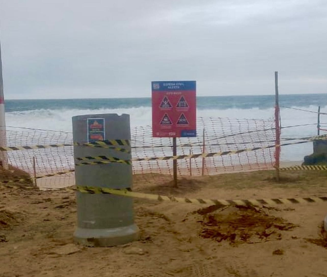 4 ruas de Cordeirinho são interditadas por risco de erosão costeira em Maricá.