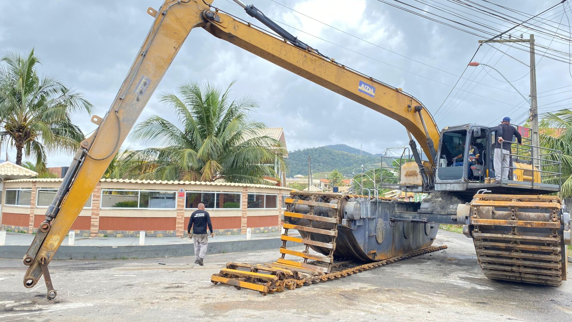 Máquinas anfíbias chegam ao canal de Ponta Negra.