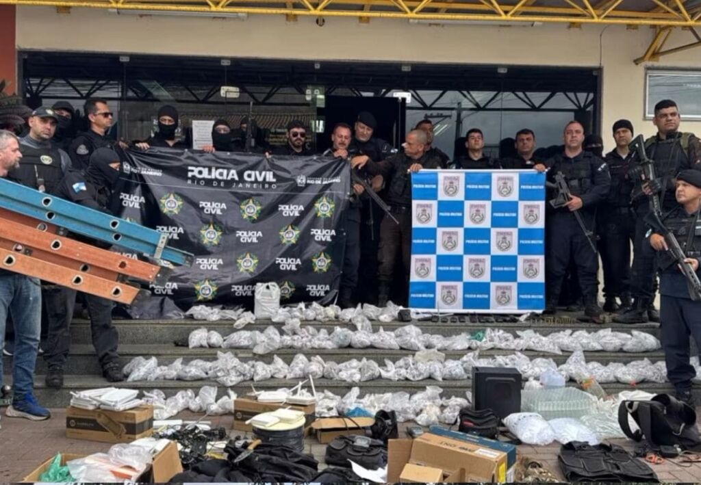 Maricá – Uma operação conjunta das polícias Civil e Militar realizada na manhã desta segunda-feira (8) resultou na desarticulação de uma central clandestina de distribuição de internet ilegal, popularmente conhecida como “Gato Net”, no conjunto habitacional Minha Casa, Minha Vida, em Itaipuaçu, distrito de Maricá. Durante o cumprimento de mandados de busca e apreensão, os agentes localizaram um verdadeiro esquema criminoso em funcionamento. No local, foram apreendidos diversos equipamentos utilizados na transmissão clandestina de sinal de INTERNET, além de uma grande quantidade de drogas, 20 sacos de pó, 05 sacolés de maconha, 44 pedras de crack, 06 fardos de cocaína; duas motocicletas roubadas, um revólver, Munições e rádios comunicadores. Um homem foi preso em flagrante e conduzido às autoridades competentes. Ele responderá por crimes relacionados à receptação, tráfico de drogas, posse ilegal de arma de fogo e envolvimento com a operação clandestina de TV. O caso segue em investigação para identificar outros envolvidos e dimensionar o alcance da rede clandestina. As autoridades ressaltaram que a ação é parte de um esforço contínuo para combater atividades ilegais que afetam a segurança e a tranquilidade dos moradores da região.