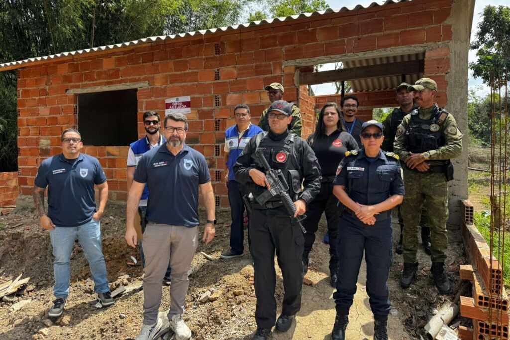 A Prefeitura de Maricá, por meio das secretarias de Segurança Cidadã e de Urbanismo, participou na manhã desta segunda-feira (29/09) de uma ação conjunta com a Coordenadoria de Segurança e Inteligência do Ministério Público do Estado do Rio de Janeiro (CSI/MPRJ) que resultou no embargo de uma obra irregular em área de invasão de terras na localidade de Pindobas. A operação atendeu a um pedido de apoio do Ministério Público. No local, foram identificados os possíveis responsáveis pela construção ilegal. A Secretaria de Urbanismo dará prosseguimento às medidas legais, o que inclui a possibilidade de demolição da edificação. “É uma prática da Secretaria de Segurança Cidadã, junto à Secretaria de Urbanismo e ao GATED (Grupo de Apoio Técnico Especializado em Demolições), atuar rotineiramente em fiscalizações contra ocupações irregulares. Essa, especificamente, foi para atender um pedido de apoio ao Ministério Público. Nos juntamos a eles para o embargo dessa obra, e seguiremos atuando de forma sistemática em todo o município”, explicou o secretário Segurança Cidadã, coronel Julio Veras.