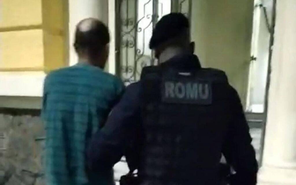 De acordo com os guardas, a vítima apresentava ferimentos, mas se mantinha estável até o fim da permanência da equipe no hospital. Após a prisão, Sinvaldo foi conduzido para 82ª DP onde o crime foi registrado e em seguida para a Central de Flagrantes, a 76ª em Niterói. O caso foi registrado como tentativa de feminicídio. Ele permanece à disposição da Justiça. A Guarda Municipal destacou que a rápida atuação da equipe evitou que o episódio tivesse um desfecho ainda mais grave.