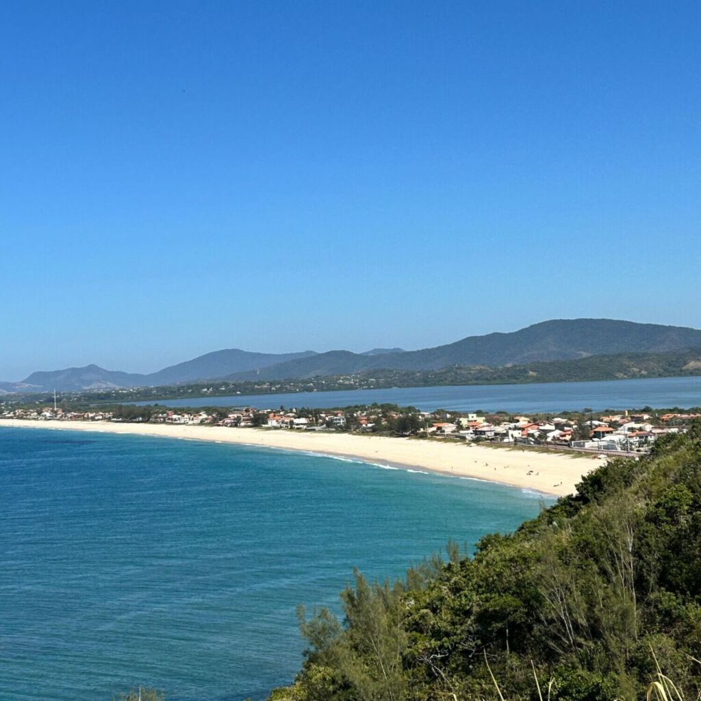 A partir desta quinta-feira (11/09), o mar em Maricá ficará bastante agitado, com previsão de ondas que podem ultrapassar 1,8 metros, acompanhadas de ventos moderados a forte. A condição deve se estender até terça-feira (16/09). No domingo (14/09) e segunda-feira (15/09), as ondas podem ultrapassar os 2 metros, com alerta especial para rajadas mais intensas de vento. Já na terça-feira (16/09), apesar da redução no tamanho das ondas, o mar seguirá agitado. 🚨 Orientamos aos banhistas a redobrarem a atenção durante o período, respeitem as orientações dos guarda-vidas.