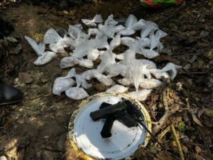 Apreensão em Inoã: PM encontra drogas enterradas e arma falsa em área de mata