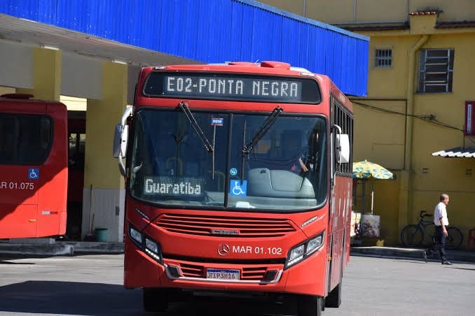 A Festa Literária Internacional de Maricá (FLIM) está chegando! E a Prefeitura de Maricá, por meio da Empresa Pública de Transportes (EPT), preparou uma operação especial para levar você direto ao coração do evento com linhas expressas dos Vermelhinhos saindo de Ponta Negra e Itaipuaçu. 🚏 Confira os pontos de embarque e desembarque: ✨ PONTA NEGRA x FLIM Ida: Rua Capitão José Caetano → Rua 107 (Estádio Municipal) → Rua 25 (Guaratiba) → Rua 0 (Barra de Maricá) → Escola Maurício Antunes → CE Elisiário → Rua Mandarim. Volta: Rua Mandarim → CE Elisiário → Escola Maurício Antunes → Rua 0 (Barra de Maricá) → Rua 25 (Guaratiba) → Rua 107 (Estádio Municipal) → Rua Capitão José Caetano. ✨ ITAIPUAÇU x FLIM Ida: Terminal de Itaipuaçu → Rua Prof. Cardoso Menezes → Rua Carlos Marighella → Av. Gilberto Carvalho → RJ-106 → Rua Mandarim. Volta: Rua Mandarim → RJ-106 → Av. Gilberto Carvalho → Rua Carlos Marighella → Rua Prof. Cardoso Menezes → Terminal de Itaipuaçu. 🕒 Horários Ida: 08h, 10h, 12h, 14h, 16h Volta: 13h, 15h, 17h, 19h