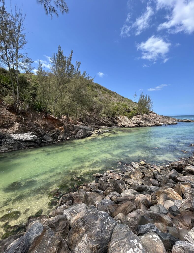 Praia de Ponta Negra: neste Sábado na maré baixa durante a manhã, terá chances de ter pontos rasos, o pico da maré alta está previsto para às 12:28h, nesse momento irá entrar água do mar no canal, ótima oportunidade para tomar banho com mais tranquilidade. Já no DOMINGO também vai ter chances de pontos rasos no período da manhã, a próxima maré alta está previsto para 12:40h, também vai entrar água do mar no canal.  Na região da Barra de Maricá tem possibilidade de formação de lagomar, fenômeno que também pode ocorrer em Cordeirinho. 🚨ALERTA de ventos moderados á muito fortes durante o dia.  💦temperatura da água: Gelada  De acordo com o Climatempo, o tempo será de sol entre nuvens, sem possibilidade de chuva. As temperaturas devem variar entre 20°C (mínima) e 29°C (máxima). As autoridades reforçam a importância de que banhistas sigam sempre as orientações dos guarda-vidas e respeitem as sinalizações de segurança.  🌊Desejamos uma ótima praia a todos, amanhã traremos atualizações nos Stories