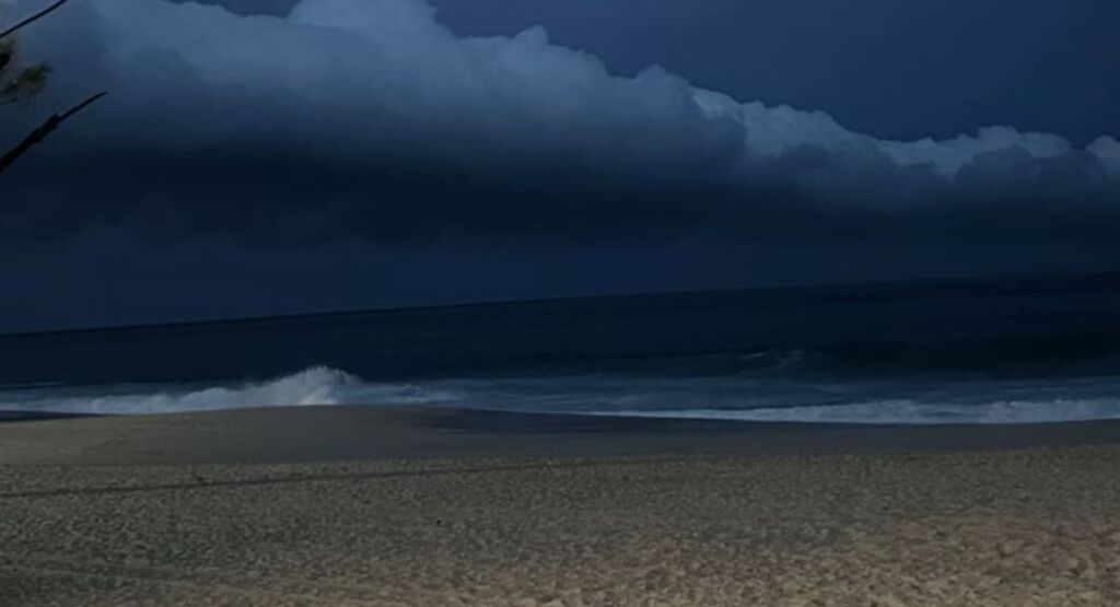 A Defesa Civil, informa que há previsão de chuva e fortes rajadas de vento para esta terça-feira (07/10) , em decorrência da aproximação de uma frente fria, que influencia as condições do tempo na cidade. Nesta terça-feira (07/10), o céu permanece parcialmente nublado a nublado, com previsão de chuva fraca e isolada, a qualquer momento. Os ventos têm intensidade moderada a forte, acompanhados de rajadas. As temperaturas ficam entre 19°C e 28°C. Na quarta-feira (08/10), o céu estará nublado a encoberto, com previsão de chuva fraca a moderada a qualquer momento. Os ventos terão intensidade fraca a moderada. As temperaturas variam entre 19°C e 23°C. Já na quinta-feira (09/10), o céu estará nublado a encoberto, com previsão de chuva fraca a moderada, isolada, a qualquer momento. Os ventos terão intensidade fraca a moderada. A temperatura mínima prevista é de 18°C e a máxima de 22°C. As equipes da Defesa Civil permanecem de prontidão 24 horas no centro operacional e podem ser acionadas pelos telefones 199 ou pelo WhatsApp (21) 98294-3235.