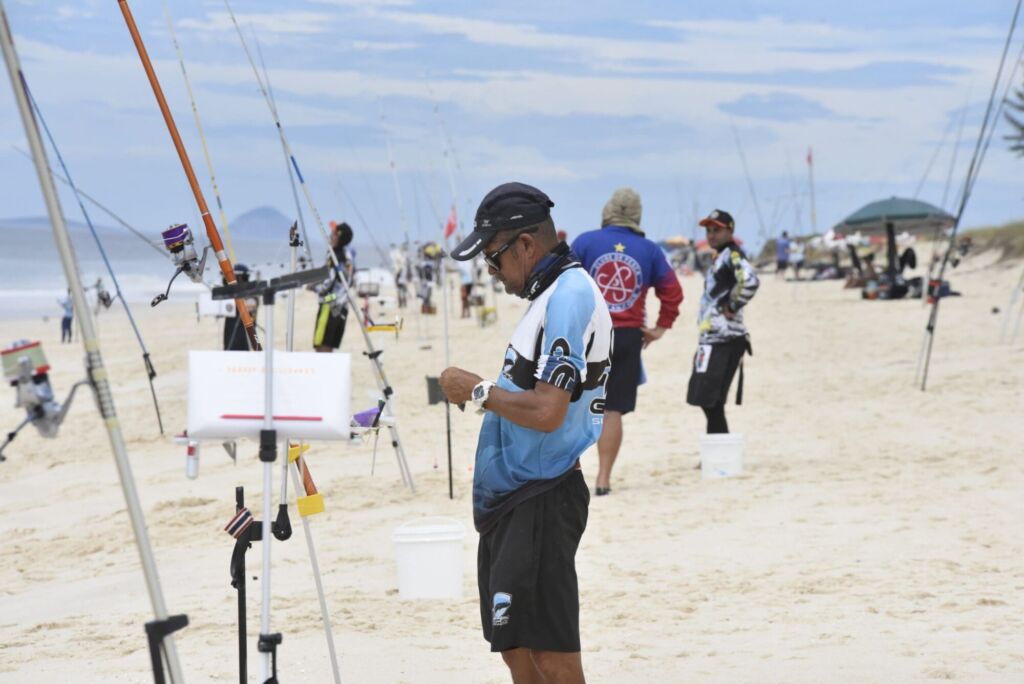 A Prefeitura de Maricá, por meio da Secretaria de Pesca, realiza neste domingo (26/10) a 6ª Etapa do Circuito de Pesca Esportiva, em Itaipuaçu. A competição acontece das 7h às 19h na Avenida Benvindo Taques Horta Júnior (esquina com as ruas 128 e 151), reunindo atletas, famílias e apaixonados pela pesca em mais um momento de confraternização e incentivo ao esporte. Organizado em parceria com o Grupo de Pesca de Itaipuaçu (GPI), o circuito faz parte do Calendário Oficial da Pesca Esportiva 2025 e tem movimentado diferentes praias da cidade, fortalecendo o turismo, a sustentabilidade e o vínculo comunitário. A programação inclui ações educativas, brindes, sorteios, atividades para o público e, às 14h, show ao vivo com a cantora Jéssica Manilha. As inscrições para competir na etapa já foram encerradas. Serão 220 participantes divididos em 110 duplas. O evento conta com o apoio das secretarias de Turismo, Comunicação, Defesa Civil, Segurança Cidadã, Trânsito e dos Serviços de Obras de Maricá (Somar).