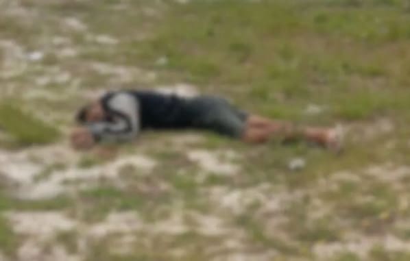 Homem é encontrado morto com marcas de tiros e mãos amarradas na Restinga, em Maricá