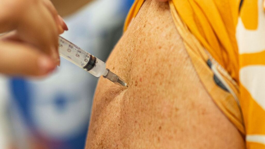 inicia na próxima segunda-feira (06/10) a Campanha de Multivacinação no município, voltada para crianças e adolescentes menores de 18 anos. A ação integra a mobilização nacional de imunização da faixa etária e acontece em todas as Unidades de Saúde da Família (USF), com o objetivo de ampliar a cobertura vacinal, atualizar as cadernetas e reforçar a prevenção de doenças imunopreveníveis, como sarampo, caxumba, rubéola e hepatite B. A mobilização se estende até o dia 18 de outubro, quando será realizado o Dia D de Vacinação. Nesta data, além do atendimento em todas as USF, o Centro de Vacinação Integrada (CVI), próximo à Rodoviária, funcionará em horário integral, das 8h às 17h, e haverá ainda um ponto extra de imunização no shopping Boulevard Maricá, facilitando o acesso da população. Durante a campanha, também serão realizadas ações educativas nas escolas do município, abordando temas como sexualidade responsável e prevenção de infecções como HPV, sífilis e HIV. Também estão sendo planejadas atividades descentralizadas em parcerias com outras secretarias, voltadas à conscientização sobre a dengue e a importância da vacinação contra o HPV (que fortalece a prevenção ao câncer de colo de útero) nas escolas estaduais. Segundo o secretário de Saúde, Marcelo Velho, a campanha é estratégica para garantir e ampliar a proteção de crianças e adolescentes. “A Campanha de Multivacinação é fundamental para manter a imunização em dia e prevenir o retorno ou avanços de doenças já controladas. Nosso compromisso é oferecer o acesso facilitado e ampliar a cobertura vacinal em todo o município”, destacou. A subsecretária de Promoção e Atenção Primária à Saúde, Regina Ferreira, reforçou a importância da mobilização para o bem-estar e o cuidado integral a esse público. “A Campanha de Multivacinação é um período essencial para que pais e responsáveis levem seus filhos às unidades de saúde, aproveitando a oportunidade para colocar todas as vacinas em dia. Essa é uma forma de proteger não apenas os indivíduos, mas toda a comunidade”, ressaltou. Para a superintendente de Vigilância em Saúde do município, Daniella Bittencourt, a iniciativa fortalece o trabalho preventivo. “A vacinação é uma das ferramentas mais eficazes de saúde pública para prevenir doenças. Atualizar a caderneta das crianças e adolescentes é fundamental e significa reduzir riscos, evitando surtos de doenças que podem ser graves. Pais e responsáveis, aproveitem a campanha e levem as crianças e adolescentes para atualizar a caderneta de vacinação”, concluiu. Endereços das Unidades de Saúde da Família Segunda a sexta-feira USF Central: Rua Clímaco Pereira, 241, Centro (8h às 19h) USF Jardim Atlântico: Rua 36 (esquina com Rua 53), lote 01, quadra 206 (8h às 19h) USF Marinelândia (Cordeirinho): Rua 09, quadra 15, Cordeirinho (8h às 17h) USF Chácara de Inoã: Rodovia Amaral Peixoto, km 16, ao lado do Polo Mania, Inoã (8h às 17h) USF Inoã 1: Rua Caio de Figueiredo (travessa CIEP), s/n (8h às 17h) USF Inoã 2: Rodovia Amaral Peixoto, km 14 (ao lado do DPO) (8h às 19h) USF Mumbuca: Rua Hipólito de Abreu Rangel, s/n (8h às 19h) USF Santa Paula: Estrada de Cassorotiba, s/n (8h às 17h) USF Carlos Alberto Soares de Freitas: Rua 23, quadra 29, lote 06, Bosque Fundo, Inoã (8h às 17h) USF Carlos Marighella: Rua Áustria, s/nº, condomínio MCMV de Itaipuaçu (8h às 17h) USF Santa Rita: Rua 36, quadra 433 (esquina com Rua 83), Jardim Atlântico Leste, Itaipuaçu (8h às 17h) USF Recanto: Rua Engenheiro Domingos Barbosa, s/n, Itaipuaçu (8h às 17h) USF São José 1: Rua 18, s/n, loteamento Jardim Ouro Mar (8h às 17h) USF São José 2: Estrada da Cachoeira, s/n (8h às 19h) USF Elenir Umbelino de Mello (Enfermeira Billú): Rua Ary Spindola, quadra A, lote 352, Flamengo (8h às 17h) USF Bambuí: Avenida do Contorno, s/n (8h às 17h) USF Retiro: Estrada do Retiro, s/n (8h às 17h) USF Ponta Grossa: Rua Irineu Ferreira Pinto, s/n (8h às 17h) USF Bairro da Amizade: Rua Eliete Rocha Santos (Rua 53), lote 31, quadra 91 (8h às 17h) USF Guaratiba: Estrada Beira da Lagoa, s/n (8h às 17h) USF Barra: Rua Ernani Manoel Soares (antiga Rua 04), lote 03, quadra 0, Divineia (8h às 17h) USF Espraiado: Rua Gualberto Batista de Macedo, s/n (8h às 17h) USF Ubatiba: Avenida Niterói, s/n (8h às 17h) USF ACS Nathan da Silva Noronha Figueiredo (Saco das Flores): Rua 75 (esquina com a Rua 73) (8h às 17h) USF Itaocaia Valley: Rua Tocantins, s/n, próximo à Escola Municipal Rita Sampaio Cartaxo, Itaipuaçu (8h às 17h) USF Ponta Negra: Estrada Um, s/n, próximo à Ponte Senador Paulo Duque (8h às 17h) USF Josefa Xavier Leal – São Bento da Lagoa: Rua Alcides Francisco da Cruz (esquina com a Rua Dezessete de Novembro), s/n, loteamento Praia de Itaipuaçu (8h às 19h) Atendimento aos sábados 04/10 – 1º distrito (Centro): USFs Central, Bairro da Amizade, Elenir Umbelino de Mello (Flamengo), Mumbuca, Ponta Grossa, ACS Nathan Figueiredo (Saco das Flores), Retiro e Ubatiba. 11/10 – 2º distrito (Ponta Negra): USFs Ponta Negra, Marinelândia (Cordeirinho), Guaratiba, Bambuí, Espraiado e Barra. 18/10 – Todas as USF, Centro de Vacinação Integrada (CVI) e polo de vacinação no shopping Boulevard