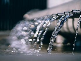 O Sistema Imunana-Laranjal, sob gestão da Cedae, segue operando com capacidade reduzida. Devido à falta de chuvas no Estado do Rio de Janeiro, houve queda na produção de água, impactando o abastecimento nas cidades de São Gonçalo e Itaboraí, nos distritos de Inoã, Itaipuaçu e Ponta Negra, em Maricá, e na Ilha de Paquetá, na Capital. Técnicos da Cedae seguem monitorando o nível do manancial e, assim que a situação se normalizar, o sistema será restabelecido gradualmente, por telefone os atendentes deram o prazo para o restabelecimento até o dia 08/10 quarta-feira. Durante este período, a Águas do Rio orienta seus clientes a manterem reserva de água em cisternas e caixas d’água para as atividades prioritárias, evitando tarefas não essenciais que demandem grande consumo