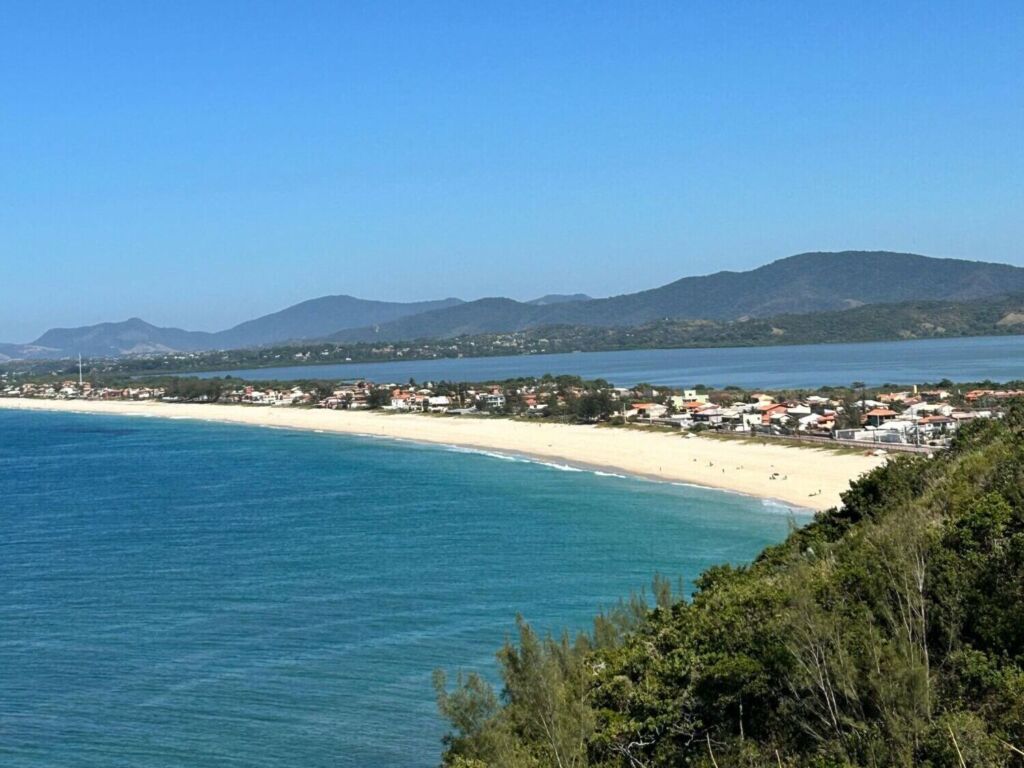 Calendário de 2026 promete mais feriados prolongados e Copa do Mundo para animar o ano Depois de um 2025 com poucas oportunidades para emendar feriados com fins de semana, o ano de 2026 deve trazer mais motivos para alegria — e descanso. O calendário promete ser generoso com os brasileiros, oferecendo 11 feriados prolongados, além de pontos facultativos que podem render mais dias de folga, dependendo da política de cada empresa ou órgão público. Além disso, o ano será marcado por um dos eventos esportivos mais esperados do planeta: a Copa do Mundo da FIFA, que ocorrerá entre 8 de junho e 3 de julho, com sedes nos Estados Unidos, Canadá e México. Mesmo fora do Brasil, o torneio costuma parar o país, com transmissões em telões, expediente reduzido e torcidas reunidas em bares e praças. Mais oportunidades de descanso Logo no início do ano, os brasileiros poderão aproveitar o feriado de Confraternização Universal, que cairá em 1º de janeiro (quinta-feira), já criando um fim de semana prolongado. Em fevereiro, o Carnaval garante uma das pausas mais esperadas do calendário. A folia ocorrerá nos dias 16 (segunda-feira), 17 (terça-feira) e 18 (quarta-feira) — esta última sendo ponto facultativo. Como de costume, muitas empresas e repartições emendam o período inteiro, transformando a semana em uma verdadeira maratona de descanso e festa. Logo em seguida, a Paixão de Cristo, em 3 de abril (sexta-feira), oferece mais uma chance de esticar o fim de semana. O mesmo acontece com o Dia do Trabalho, que em 2026 cairá em 1º de maio (sexta-feira), garantindo outra pausa prolongada para os trabalhadores. Corpus Christi e feriados de segunda-feira favorecem o turismo O tradicional Corpus Christi será celebrado em 4 de junho (quinta-feira). Embora seja ponto facultativo, a sexta-feira costuma ser emendada, o que cria um feriado de quatro dias — uma das datas mais aproveitadas para viagens curtas e eventos religiosos em várias cidades brasileiras. O segundo semestre também promete bons intervalos. O Dia da Independência, em 7 de setembro (segunda-feira), e o Dia de Nossa Senhora Aparecida, em 12 de outubro (segunda-feira), cairão em dias estratégicos, perfeitos para quem planeja colocar o pé na estrada. Já o Dia da Consciência Negra, em 20 de novembro (sexta-feira), também deve render um dos últimos feriadões do ano, antes do Natal, que em 2026 será em uma sexta-feira (25 de dezembro).