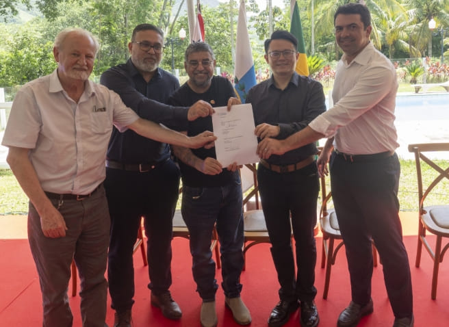 Prefeito de Maricá assina acordo para instalação de fábrica de tratores com investimento de R$ 200 milhões