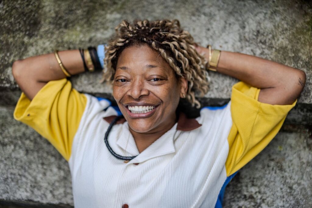 A Prefeitura de Maricá, por meio da Maricá, Arte, Roteiros e Experiências (Maré), abre as portas da cidade para a cultura de 20 países da América Latina com o Festival Somos Latinos, que acontece entre os dias 27 e 30 de novembro. Música, literatura, cinema e gastronomia vão movimentar a Arena da Barra e outros pontos da cidade. Mais de 200 artistas estarão na cidade. Toda a programação é gratuita. Shows com artistas brasileiros, como Braza e Mart’nália, e internacionais, como Miss Bolivia (Argentina), vão ocupar os dois palcos construídos na arena. Também está previsto espaço para os “pratas da casa”, nossos artistas maricaenses, já que o festival é plural e tem a missão de apresentar a cidade para os nossos hermanos. Antônio Grassi, presidente da Maré, enfatizou o intercâmbio cultural e a projeção internacional que o festival vai proporcionar. “Vamos projetar Maricá no mundo, e o público latino-americano é o turista internacional que está mais próximo de nós. Esse tipo de troca entre culturas também nos fortalece como um polo cultural aqui dentro do Brasil. Quando falamos em cultura e turismo, falamos também do nosso público interno, o maricaense, o cidadão que aqui vive e que poderá interagir com tantas culturas”, projeta Grassi. Programação A argentina María Paz Ferreyra, mais conhecida como Miss Bolivia, se apresenta na sexta-feira (28/11), às 19h. Artista polivalente, ela mistura ritmos como cumbia, reggae, hip hop e dance nas suas apresentações recheadas de protesto e crítica social. Mart’nália é a grande atração do sábado (29/11) na Arena da Barra de Maricá. A cantora sobe ao palco às 22h, num dia que terá ainda a transmissão da final da Libertadores (18h). O domingo (30/11) fica por conta do Braza, que se apresenta a partir das 19h. O festival vai muito além dos shows. Quem visitar Maricá durante o Somos Latinos poderá ver um pouco de cada parte de um continente imenso, com sua culinária, artesanato e cultura. Estarão representados, além do Brasil, Argentina, Bolívia, Chile, Colômbia, Costa Rica, Cuba, Equador, El Salvador, Guatemala, Haiti, Honduras, México, Nicarágua, Panamá, Paraguai, Peru, República Dominicana, Uruguai e Venezuela. O festival tem a missão de criar uma unidade e sentimento de pertencimento de todos esses povos. Literatura Além da música, a programação também amplia o diálogo com outras linguagens artísticas. O Concurso Literário “Somos Latinos”, que integra o legado cultural do festival, convida autoras e autores do Estado do Rio de Janeiro a refletirem sobre a identidade e o pertencimento latino-americano por meio das categorias conto e crônica. As inscrições abrem nesta quarta-feira, 12/11, por meio do site, e o vencedor vai para a Colômbia. O Festival Somos Latinos é uma parceria da Prefeitura de Maricá, MARÉ e Companhia de Desenvolvimento de Maricá (Codemar). A produção é da Br4 Branding; a curadoria musical, do Mucho! Festival; e mídia oficial, da InterTV RJ. Serviço: Festival Somos Latinos Data: 27 a 30/11/2025 Local: Arena da Barra de Maricá – Abertura com ações em diversos pontos da cidade Shows: 28/11 – 19h – Miss Bolivia 29/11 – 22h – Mart’nália 30/11 – 19h – Braza