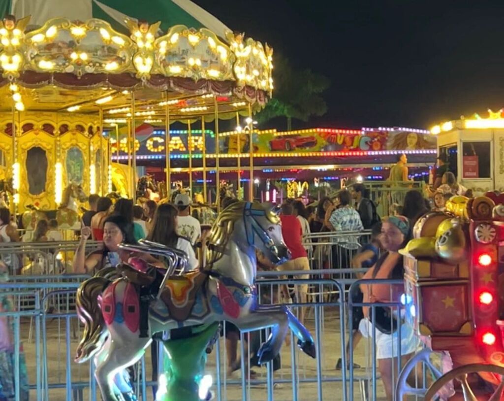 Os brinquedos instalados para o Natal Brasilidade, em Maricá, estarão disponíveis gratuitamente para o público, TODA quinta, sexta, sábado e domingo a partir de 12h. As inscrições devem ser feitas exclusivamente pelo site oficial: 🔗Natal Brasilidade | Natal Brasilidade De acordo com a organização, o agendamento será obrigatório para utilização dos brinquedos. Os interessados devem ficar atentos: o agendamento dos brinquedos serão sempre para uso no mesmo dia, garantindo melhor controle de acesso e segurança, e o cadastro tem que ser feito no nome do responsável, na hora de gerar o QRcode vai aparecer para selecionar quantas crianças que você vai levar. As atrações funcionarão de quinta a domingo, das 14h às 22h, oferecendo opções de lazer para crianças e famílias durante todo o período natalino.