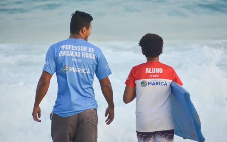 Maricá oferece aulas gratuitas de bodyboard na Praia da Barra