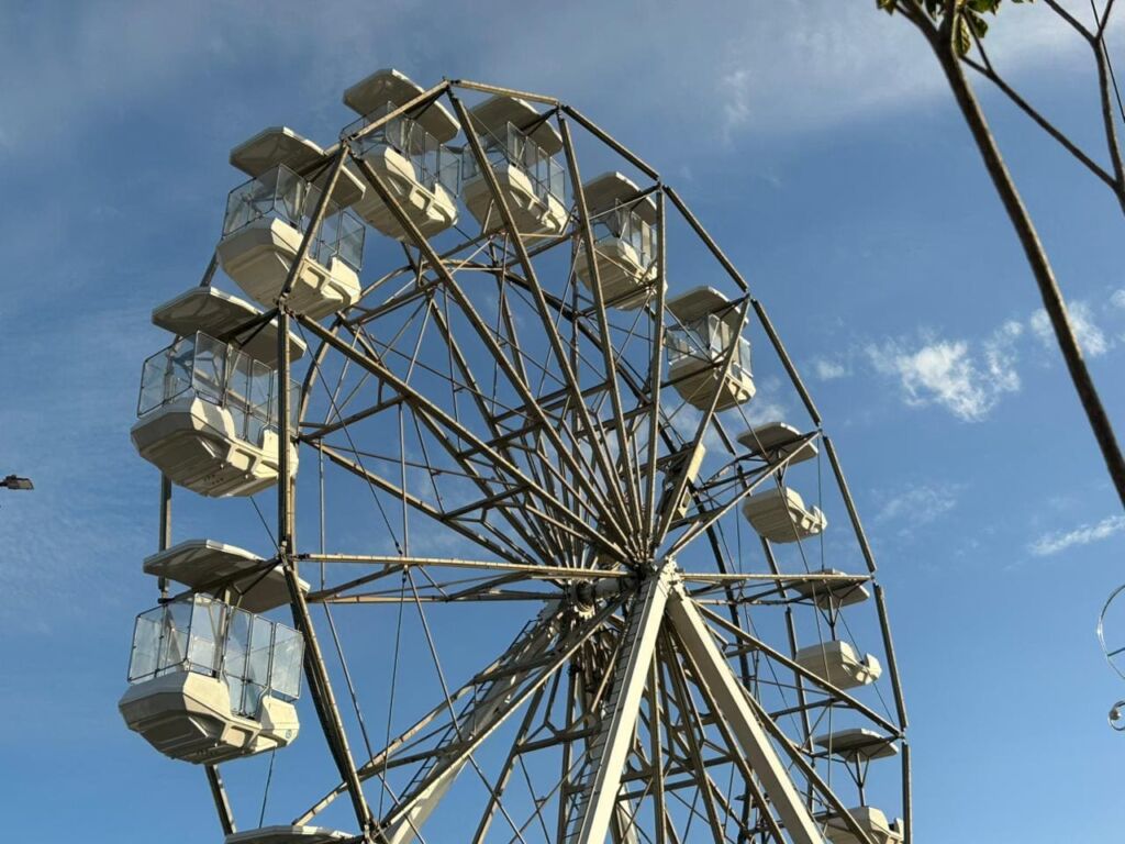 Os brinquedos instalados para o Natal Brasilidade, em Maricá, estarão disponíveis gratuitamente para o público a partir de amanhã (22/11). As atrações funcionarão de quinta a domingo, das 14h às 22h, oferecendo opções de lazer para crianças e famílias durante todo o período natalino. De acordo com a organização, o agendamento será obrigatório para utilização dos brinquedos. Os interessados devem ficar atentos: o agendamento dos brinquedos serão sempre para uso no mesmo dia, garantindo melhor controle de acesso e segurança, e o cadastro tem que ser feito no nome do responsável, a partir de 12h o acesso para agendamento estará liberado. As inscrições devem ser feitas exclusivamente pelo site oficial: 🔗 https://natalbrasilidade.com.br/AGENDAMENTO-ATRACOES/ O evento faz parte da programação especial de natal da cidade e promete movimentar moradores e visitantes com atividades gratuitas e experiência temática natalina.