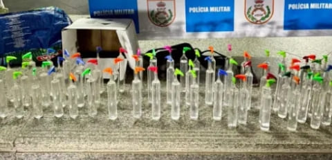 Flagrante na RJ-106! PM impede entrega de drogas e prende trio em Maricá