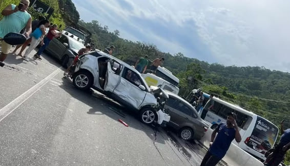 Os Cinco feridos passam bem após engavetamento na RJ-106; caminhoneiro fugiu do local