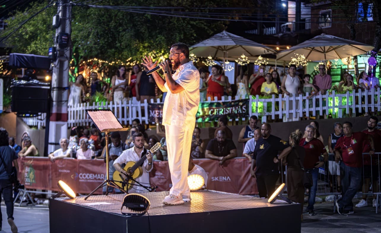 Dudu Nobre embala a noite de Natal e reúne famílias em Araçatiba