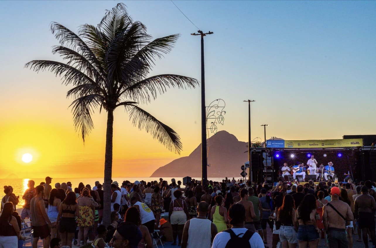 Marcelo D2 e Marcelinho Moreira emocionam público em homenagem a Arlindo Cruz em Maricá