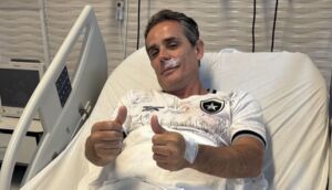 Ex-prefeito de Maricá é mordido por cachorro ao tentar salvá-lo no mar da praia da Barra de Maricá.