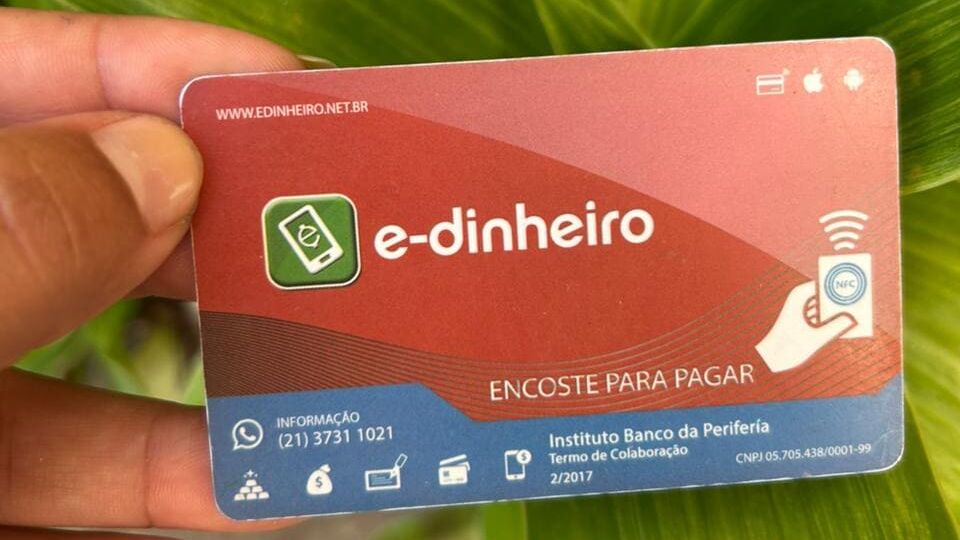inicia nesta segunda-feira (08/12) o processo de recadastramento dos beneficiários da Moeda Social Mumbuca.
A ação – que atende orientações do Tribunal de Contas do Estado (TCE-RJ) e está alinhada às diretrizes da administração municipal – tem como objetivo garantir que o benefício continue sendo destinado prioritariamente às famílias que mais precisam.
O recadastramento será realizado casa a casa por uma força-tarefa composta por 15 equipes, cada uma com três agentes, totalizando 45 profissionais devidamente identificados. Após a visita, o beneficiário será encaminhado a um dos polos de atendimento para a retirada do cartão físico da Moeda Social.
Para marcar simbolicamente o início do processo, o prefeito Washington Quaquá fará a entrega do cartão ao usuário número 1 do programa, o beneficiário mais antigo, representando a trajetória e a importância dessa política pública para o município.
A mobilização terá início pelos beneficiários acamados, que serão atendidos de forma prioritária. Em seguida, as equipes percorrerão os bairros da cidade, começando por Mumbuca.
As visitas acontecerão de segunda a sexta-feira, das 9h às 19h, e aos sábados, das 9h às 16h. Todos os agentes estarão uniformizados e devidamente identificados, com possibilidade de verificação por meio de QR Code, permitindo que os beneficiários confirmem a autenticidade da equipe. A medida visa prevenir golpes e garantir a segurança da população durante o processo.