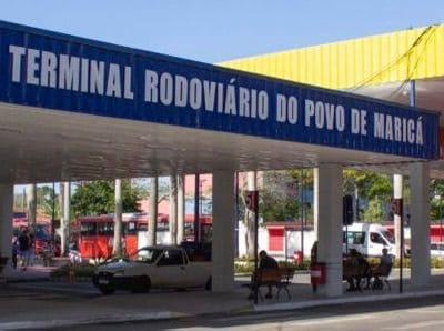 O prefeito de Maricá anunciou, nesta quarta-feira (…), por meio de suas redes sociais, que o serviço de vans do município passará a ser gratuito a partir de 5 de janeiro. A medida amplia o programa Tarifa Zero, já adotado nos ônibus Vermelhinhos, e integra mais um modal ao sistema de transporte público sem cobrança ao usuário. Segundo o prefeito, a iniciativa reforça uma política iniciada durante seu primeiro mandato, em 2009, quando a proposta de transporte gratuito ainda enfrentava descrença. Ele destacou que, mesmo com o crescimento populacional — hoje estimado em mais que o dobro daquele período — o município continua ampliando o acesso à mobilidade. A nova etapa do Tarifa Zero nas vans tem como objetivo facilitar o deslocamento diário da população e fortalecer o modelo de transporte público inclusivo que vem sendo implementado nos últimos anos. De acordo com o prefeito, a ampliação reflete um compromisso contínuo com políticas voltadas para os moradores, buscando modernizar e melhorar a vida dos maricaenses. A gratuidade passa a valer oficialmente no dia 5 de janeiro, data em que o sistema de vans começará a operar sem tarifa para todos os usuários.