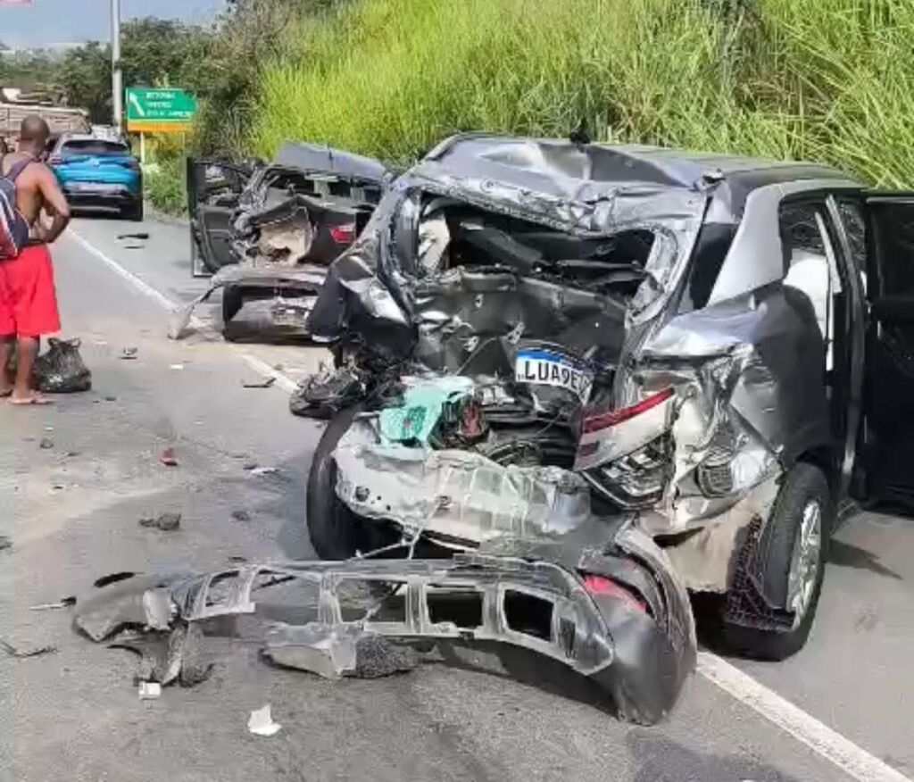 Grave acidente provoca engavetamento com 18 veículos na RJ-106; rodovia é parcialmente liberada