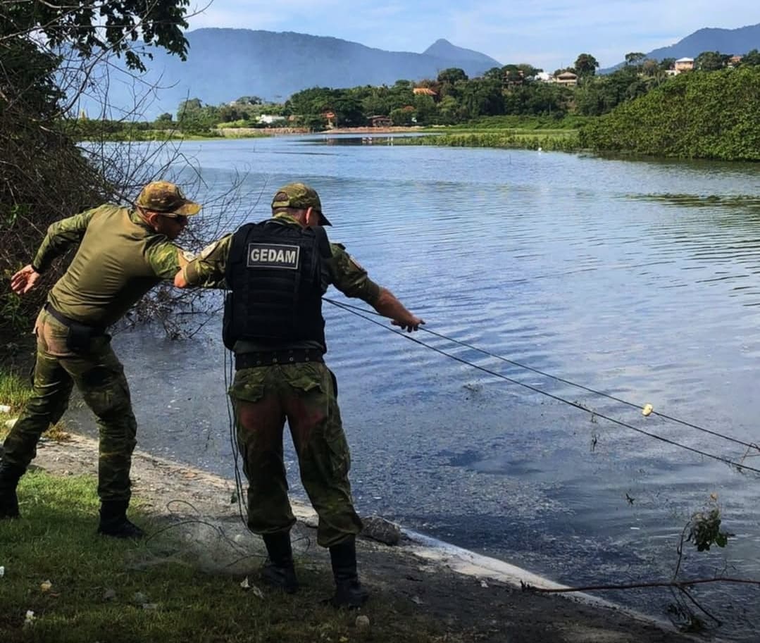 Fiscalização ambiental apreende rede de pesca instalada de forma irregular em Guaratiba