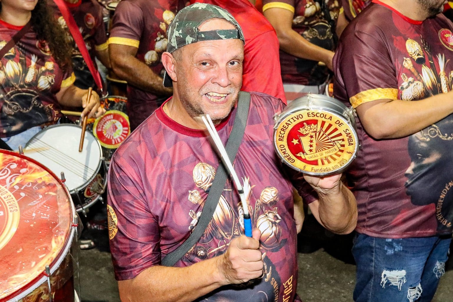 União de Maricá leva samba e emoção ao Centro em penúltimo ensaio de rua