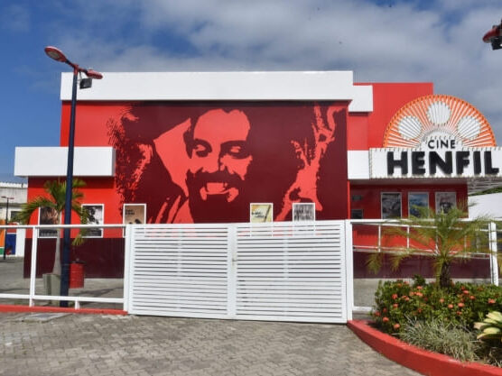 O Cinema Público Municipal Henfil, em Maricá, receberá uma programação especial entre os dias 12 e 14 de dezembro, oferecendo opções para o público de todas as idades. Com títulos nacionais e internacionais, a curadoria destaca obras que exploram temas como afeto, imaginação, aventura e questões sociais contemporâneas. Entre os destaques estão “O Filho de Mil Homens” e “O Último Azul”, dois filmes reconhecidos por suas abordagens sensíveis e narrativas profundas. Para o público infantil e juvenil, a programação inclui “Criatura – Uma Aventura entre Dois Mundos”, “Frankie e os Monstros”, “Missão Pet” e o clássico “O Mágico de Oz”, garantindo diversão e encantamento durante todo o fim de semana. A iniciativa reafirma o compromisso do Cine Henfil com a democratização do acesso à cultura, fortalecendo o cinema como instrumento de identidade, memória e transformação social. Para facilitar a participação do público, a bilheteria funciona de forma totalmente online e automatizada. Os ingressos gratuitos podem ser reservados no site oficial do cinema. Basta selecionar o filme desejado e garantir o assento — a organização recomenda chegar com antecedência para validar o ticket. O Cine Henfil é mantido pela Prefeitura de Maricá, por meio da Secretaria de Cultura e das Utopias. Localizado na Rua Alferes Gomes, no Centro, o espaço comporta até 200 pessoas e dispõe de recursos de acessibilidade, além de tecnologia de projeção de última geração. Confira a programação completa Dia 12/12 (sexta-feira) 19h – O Filho de Mil Homens Aos 40 anos, o pescador Crisóstomo enfrenta o vazio de nunca ter sido pai. Tudo muda quando ele conhece Camilo, um menino de 12 anos sem família. Juntos, embarcam em uma jornada transformadora. Classificação: 16 anos Dia 13/12 (sábado) 15h – Frankie e os Monstros Stitch Head, a primeira criação esquecida de um cientista excêntrico, vive à sombra dos novos experimentos do professor. Quando um show de horrores chega à cidade, o pequeno monstro vê a chance de finalmente ser reconhecido — mas isso pode ter um preço. Classificação: Livre 17h – Criatura – Uma Aventura entre Dois Mundos Stela e Miguel, irmãos com visões opostas sobre a vida, retornam a Paraty após a morte da mãe. A cidade, cercada por mistérios e uma energia mítica, coloca os dois em uma jornada que desafia suas crenças. Classificação: Livre 19h – O Último Azul Em um Brasil distópico que exila idosos, Tereza, de 77 anos, decide realizar um último desejo antes de ser enviada para uma colônia. A viagem pelos rios amazônicos transforma sua trajetória de forma inesperada. Classificação: 14 anos Dia 14/12 (domingo) 15h – Missão Pet O guaxinim Falcão acaba preso em um trem ao lado de vários animais de estimação, enquanto um texugo vingativo planeja um ataque. Resta ao herói improvável usar sua astúcia para salvar todos. Classificação: Livre 17h – O Mágico de Oz O clássico acompanha Dorothy, transportada por um tornado para a mágica terra de Oz. Ao lado do Espantalho, do Homem de Lata e do Leão Covarde, ela parte em busca do Mágico que pode ajudá-la a voltar para casa. Classificação: Livre 19h – O Filho de Mil Homens Reexibição da emocionante jornada de Crisóstomo e Camilo, marcada por descobertas, afeto e reconstrução emocional. Classificação: 16 anos