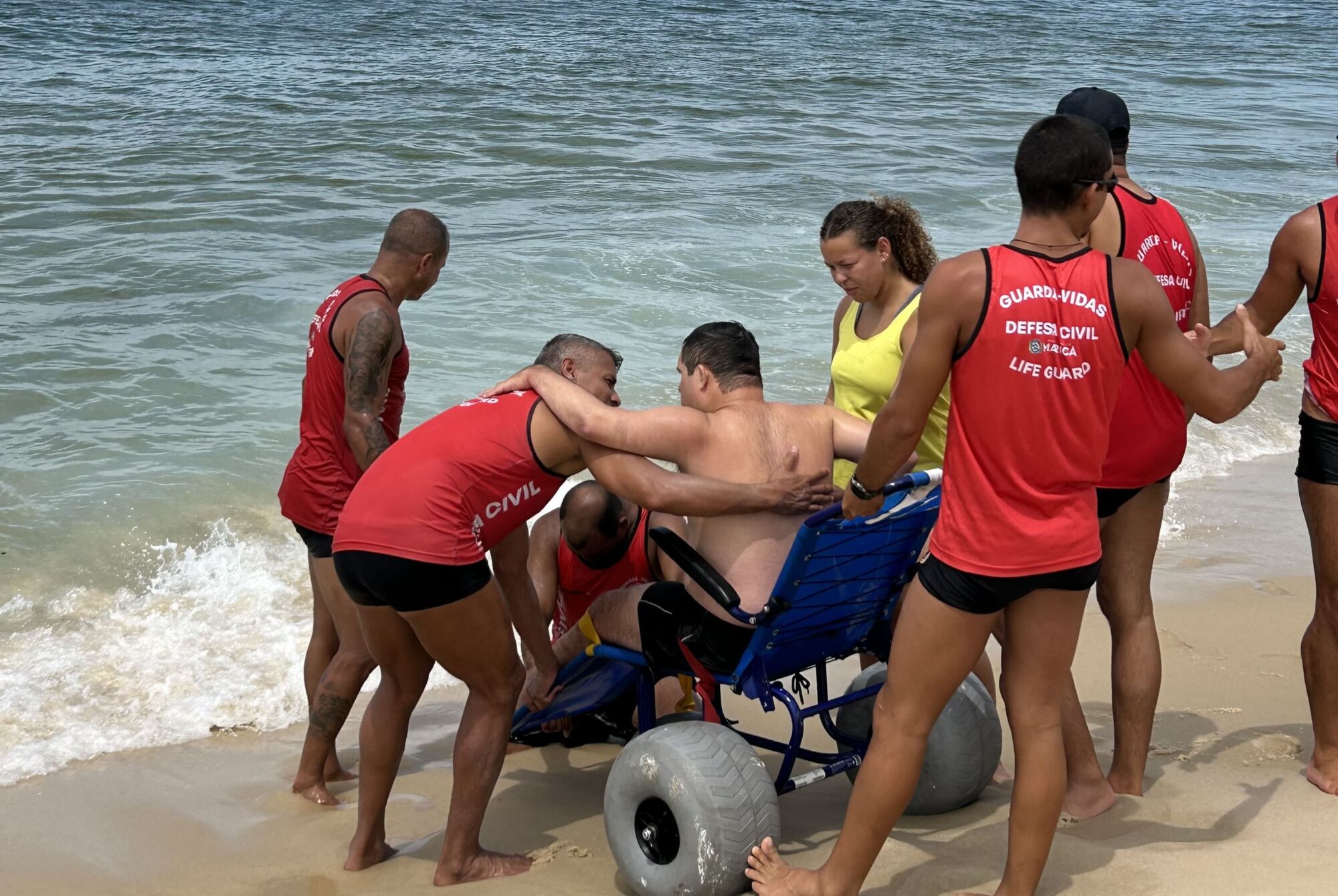 Mar de Todos garante banho de mar assistido para pessoas com deficiência em Maricá