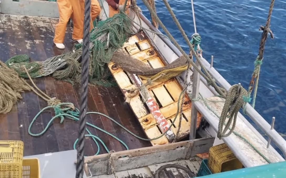 Pescadores encontram fragmento de barco desaparecido no mar de Maricá e família pede retomada das buscas