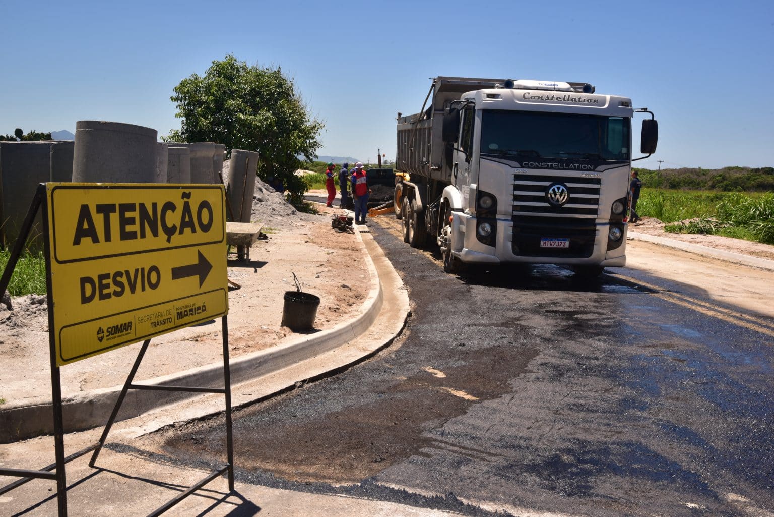 Prefeitura de Maricá inicia asfaltamento no Jardim Atlântico Leste após conclusão da drenagem