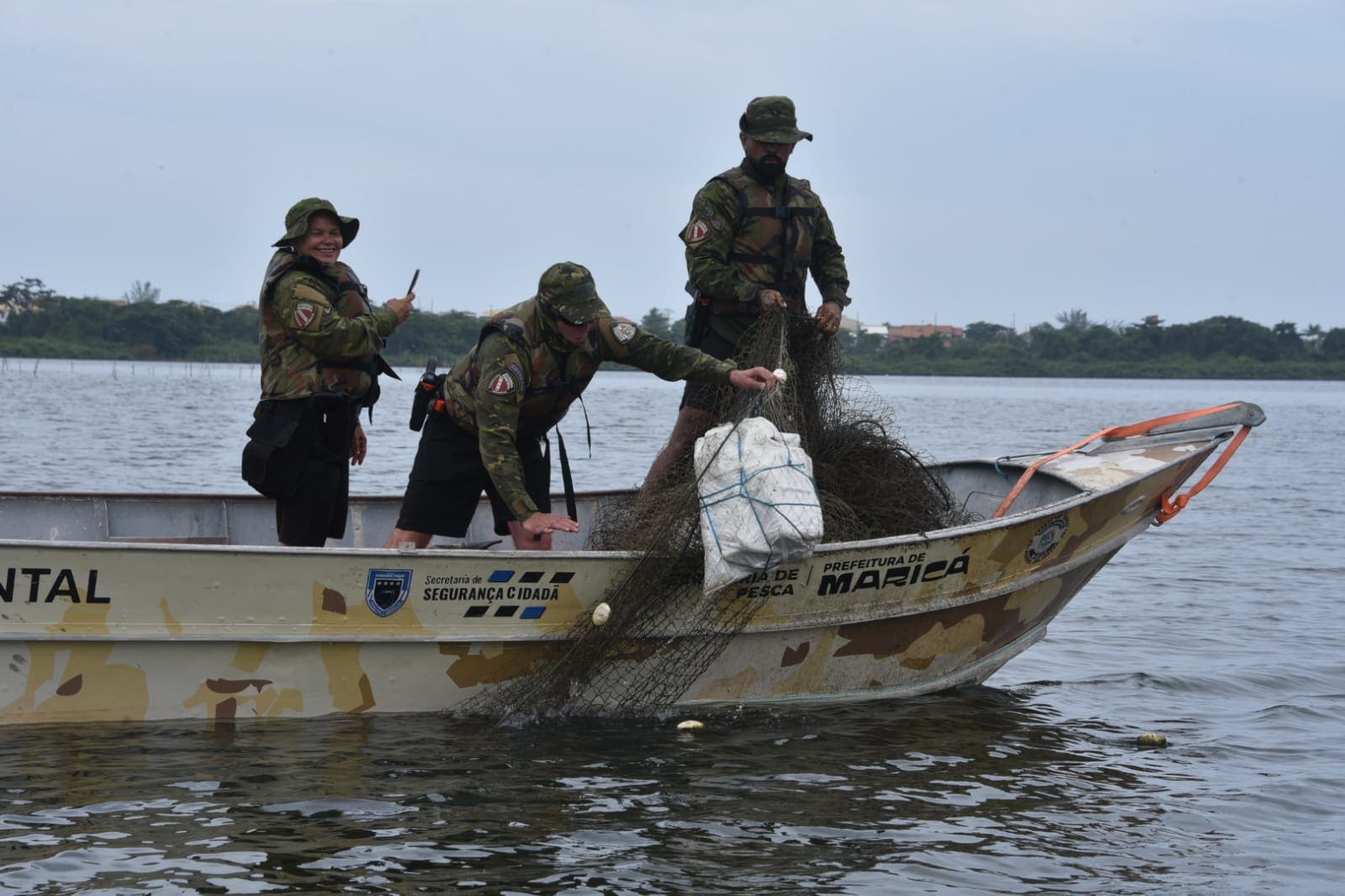 Fiscalização nas lagoas de Maricá retira redes irregulares e orienta pescadores