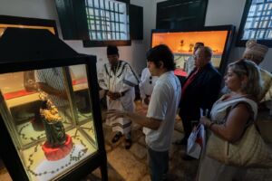 Rei nigeriano conhece projetos de educação e inclusão social em Maricá