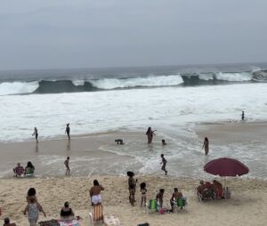 Marinha do Brasil emite aviso de ressaca com ondas de até 3 metros no litoral de Maricá