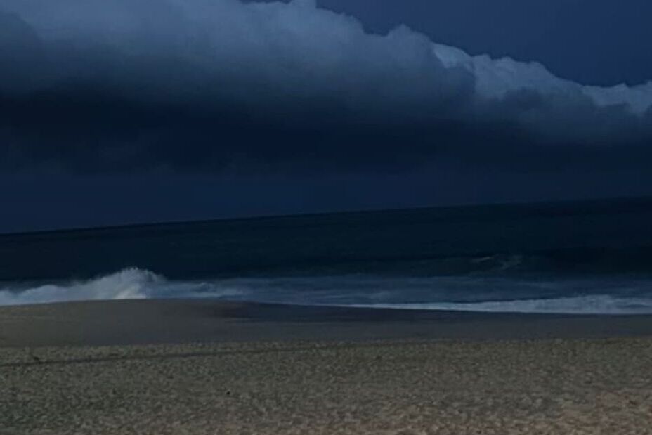 O Centro de Operações e Resiliência da Prefeitura do Rio (COR-Rio) informa que o deslocamento de um sistema de baixa pressão próximo à costa da região Sudeste e a passagem de uma frente fria associada a este sistema irão intensificar os ventos na cidade do Rio de Janeiro entre esta sexta-feira (7/11) e o domingo (9/11). Nesta sexta, a previsão é de ventos moderados a pontualmente fortes a partir da noite. Já no sábado (8/11), há previsão de rajadas de vento moderadas a fortes, podendo ser pontualmente muito fortes principalmente durante a tarde. Na madrugada de domingo, ainda poderão ocorrer rajadas de vento moderadas a ocasionalmente fortes. Nesse período, as rajadas de vento poderão atingir intensidade entre 50 km/h e 100 km/h. O aviso meteorológico tem validade entre 18h desta sexta e 6h de domingo. A recomendação para a população é manter total atenção às orientações do Centro de Operações e da Defesa Civil Municipal.