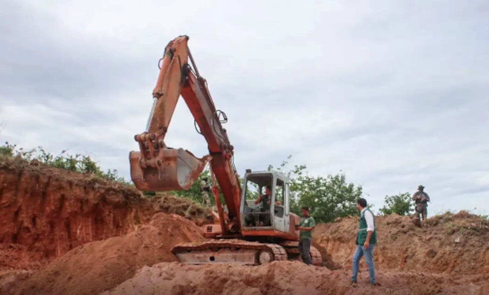 Operação ambiental interdita área de extração mineral ilegal, apreende retroescavadeira e autua três pessoas em Maricá